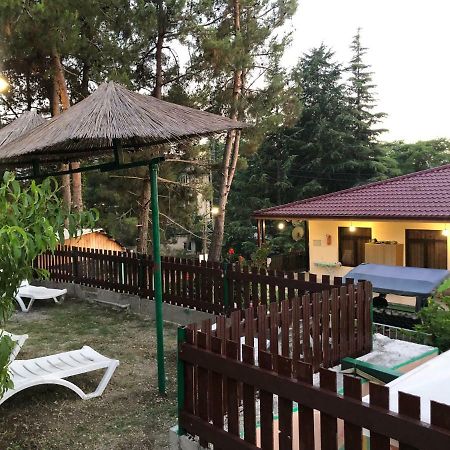 Cafe-Hotel Assir Pitsunda Exterior foto