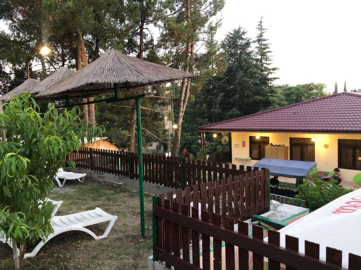 Cafe-Hotel Assir Pitsunda Exterior foto